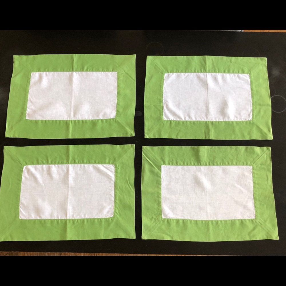 Bright green and white placemats. Set of 4